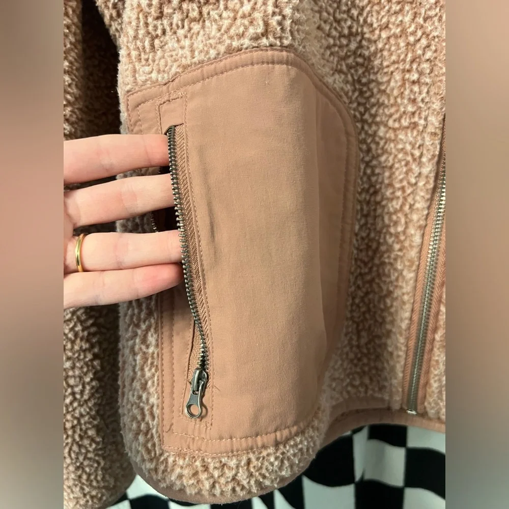 Vuori Women's Alpine Sherpa Jacket - Picture 8 of 16